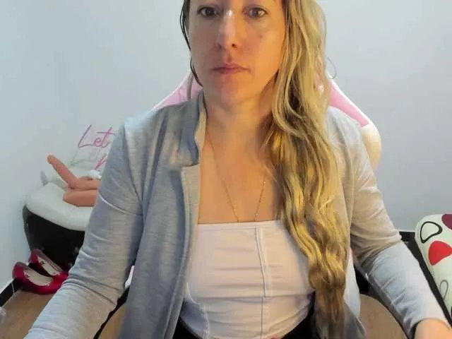 Freechat chrystal85 on BongaCams