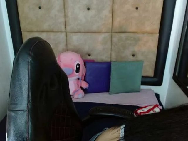 Freechat IamCarollVbna on BongaCams