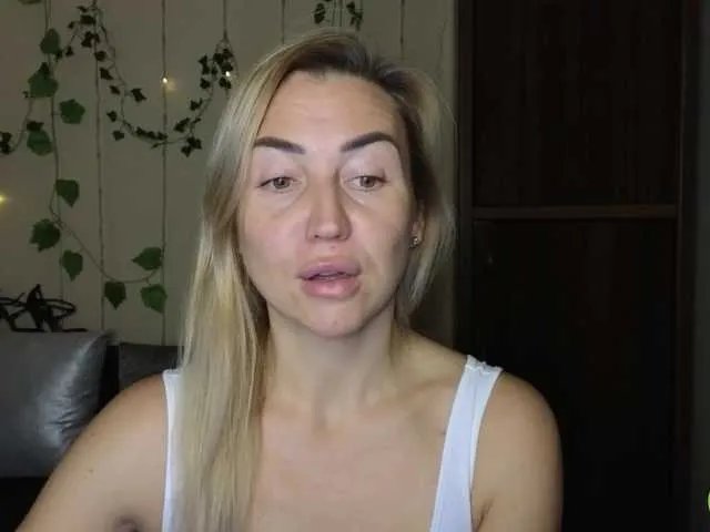 Jullyblondkiss on BongaCams 