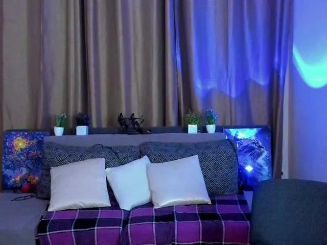 Jullyblondkiss on BongaCams 