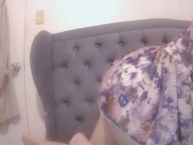 Freechat pornadrianna on BongaCams