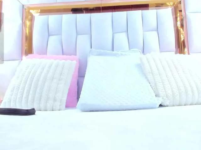 RileySweet — I love kisses, caresses, kisses my neck, licks my pussy and my wet ass