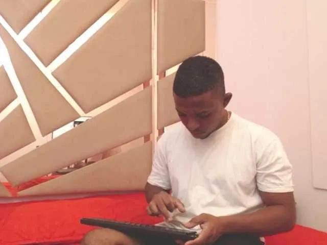 tu-y-yo19 — We are very turned on by the kisses on the neck, the French kiss, that we are in a show and they send us to not stop, when they ask us for new sexual poses, that they make us fuck hard and use big toys