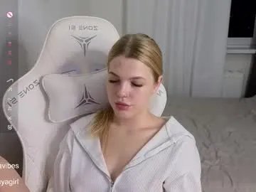 maya_blonde18