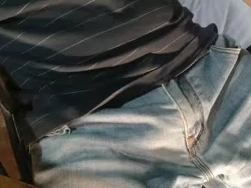 Freechat under_thedesk on Chaturbate