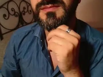 Freechat under_thedesk on Chaturbate