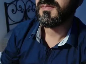 Freechat under_thedesk on Chaturbate