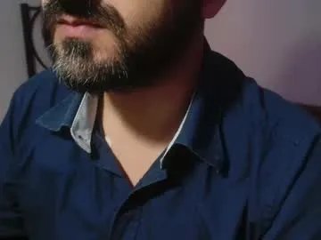 Freechat under_thedesk on Chaturbate