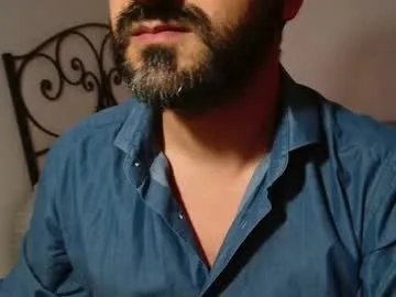 Freechat under_thedesk on Chaturbate