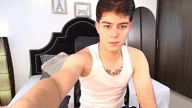 MaxxiCruz on StripChat 