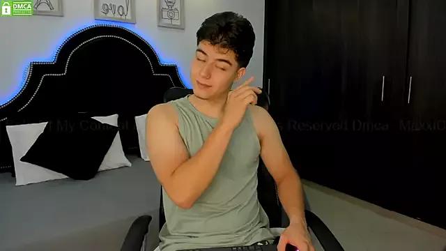 MaxxiCruz on StripChat 