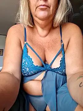 VenusAlpha — Nuda con dildo