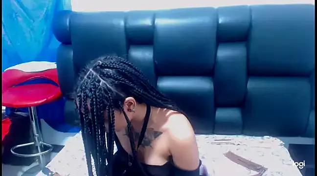 XxxReinaSexyBodyxxX777 on StripChat 